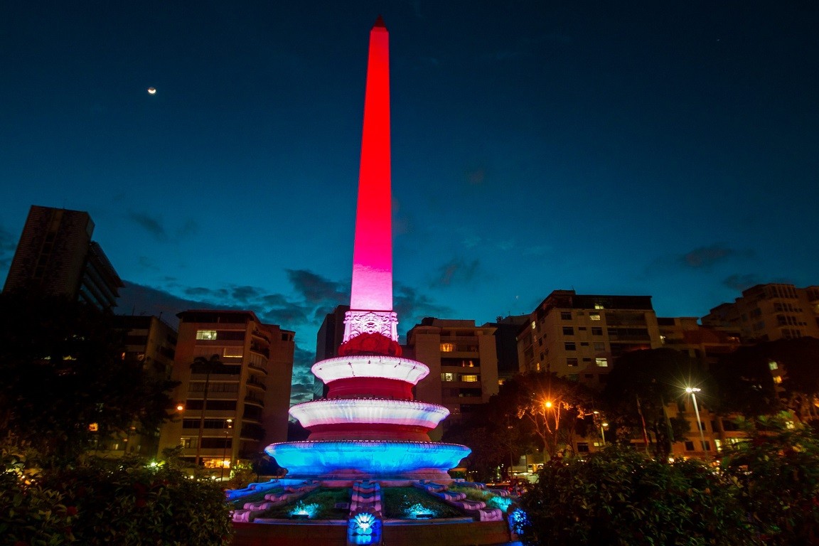 epa05027621 A general view of the Plaza Francia (France's Square) during a tribute to the victims of the Paris terrorist attacks, in Caracas, Venezuela, 15 November 2015. At least 129 people have been killed in a series of attacks in Paris on 13 November, according to French officials. EPA/MIGUEL GUTIERREZ