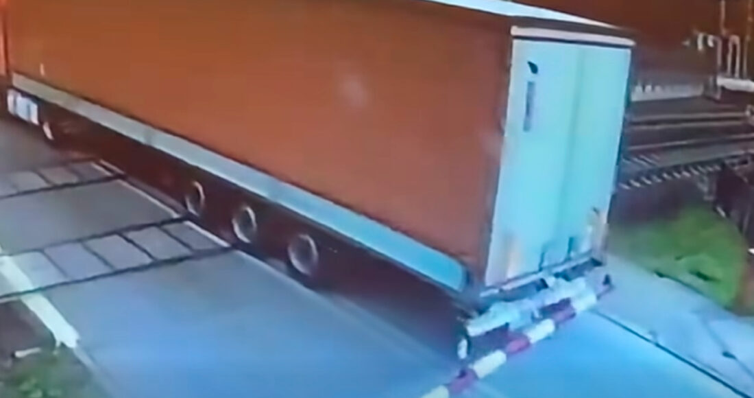 Οδηγός στην Πολωνία αγνόησε τη σήμανση σε σιδηροδρομική διάβαση, το φορτηγό κόλλησε στις γραμμές και το διέλυσε…