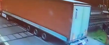Οδηγός στην Πολωνία αγνόησε τη σήμανση σε σιδηροδρομική διάβαση, το φορτηγό κόλλησε στις γραμμές και το διέλυσε…