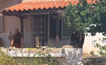 Μαραθώνας: Είχε θάψει τη μητέρα της στην αυλή του σπιτιού εδώ και 10 χρόνια για να παίρνει τη σύνταξη