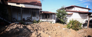 Μυστήριο με την σορό της ηλικιωμένης παρά την ομολογία της κόρης: «Όργωσαν» την αυλή του σπιτιού στον Μαραθώνα αλλά…