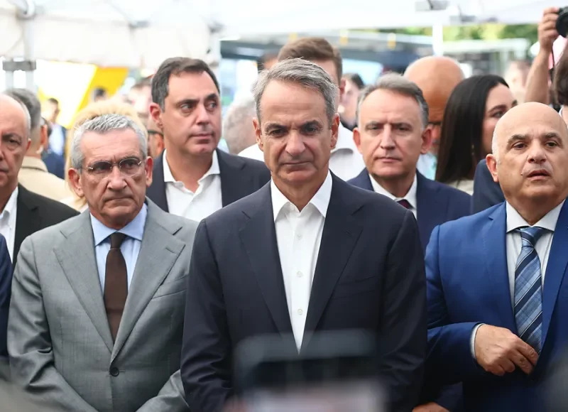 Στη ΔΕΘ ο Μητσοτάκης - Φόρμουλα, ρετσίνα, γνωριμία με ρομπότ και το δώρο της Ιαπωνίας (Βίντεο)