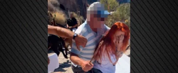 Αγωγιάτες επιτέθηκαν σε ακτιβίστριες στη Σαντορίνη που διαμαρτύρονταν για τη χρήση γαϊδουριών στη μεταφορά τουριστών…