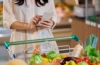 Οι Έλληνες αφήνουν την κατσαρόλα και αγοράζουν έτοιμο φαγητό