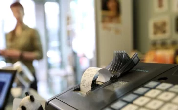 Πώς στήνουν τις κομπίνες με τον ΦΠΑ και τον βάζουν στην «τσέπη» -Οι τρεις μεγάλες απάτες